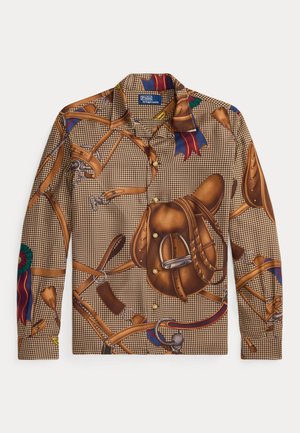 Camisa de manga larga con un patrón de espiga marrón que presenta impresiones de temática ecuestre, incluyendo sillas de montar y arneses, y acentos de botones dorados.