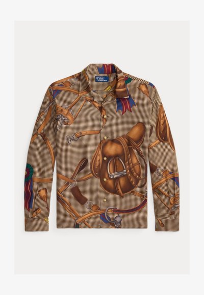 Pitkähihaiset paita, jossa on ruskea houndstooth-kuvio, joka sisältää ratsastusteemaisia printtejä, kuten satuloita ja valjaita, sekä kultaisia nappeja.