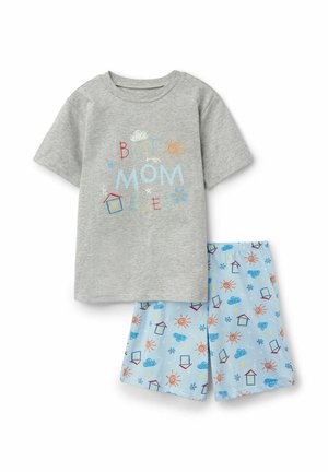 Camiseta gris de manga corta con el texto "La Mejor Mamá de Todas" y garabatos coloridos, combinada con pantalones cortos azul claro con soles, nubes, flores y casas.