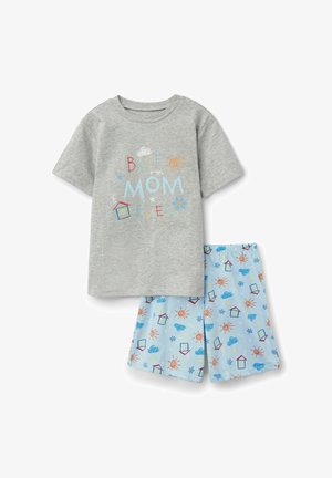 Graues Kurzarmshirt mit dem Aufdruck „Beste Mama aller Zeiten“ und bunten Kritzeleien, kombiniert mit hellblauen Shorts mit Sonnen, Wolken, Blumen und Häusern.