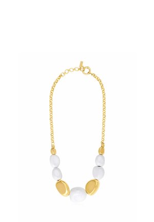 Collier chaîne en or avec perles irrégulières blanches et dorées alternées, fixé par un fermoir rond et des maillons réglables.