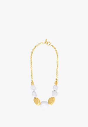 Collier chaîne en or avec perles irrégulières blanches et dorées alternées, fixé par un fermoir rond et des maillons réglables.