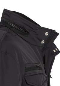 Giacca nera imbottita con collo alto, tasche con cerniera, bottoni a pressione e tessuto testurizzato. Presenta dettagli di cucitura ed elementi regolabili.