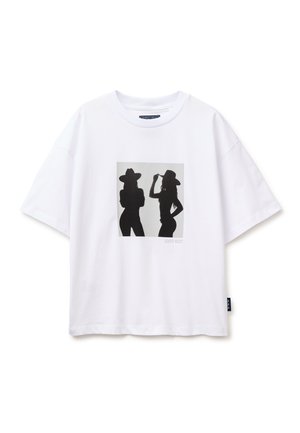 Weißes T-Shirt mit schwarzen Silhouetten von zwei Frauen, die breitkrempige Hüte tragen, eine mit verschränkten Armen, die andere hält ihren Hut fest.