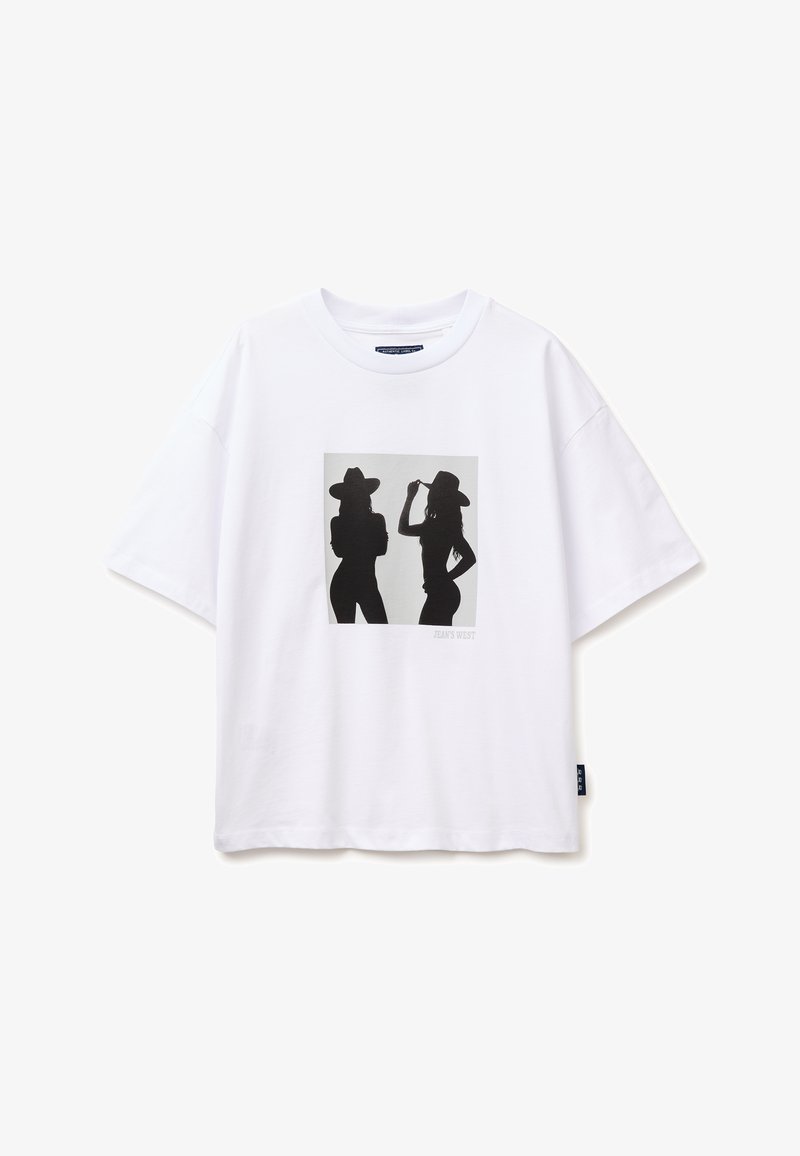 Biała koszulka z czarnymi sylwetkami dwóch kobiet w kapeluszach z szerokim rondem, jedna z założonymi ramionami, druga trzymająca kapelusz.