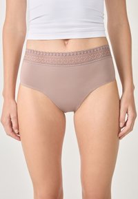 Lichtbruine damesonderbroek met een getextureerde kantelastische tailleband, een gladde stof en een hoge taille voor volledige bedekking.