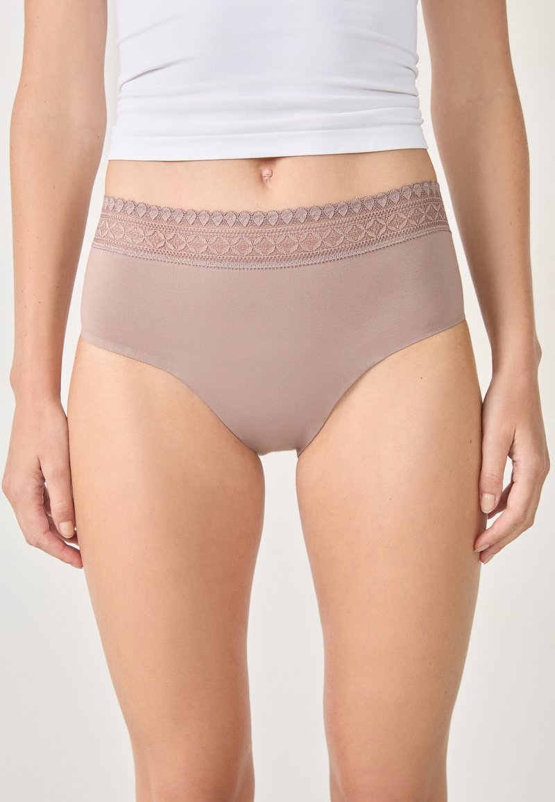 Lichtbruine damesonderbroek met een getextureerde kantelastische tailleband, een gladde stof en een hoge taille voor volledige bedekking.