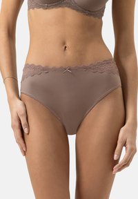Slip bikini marroni con bordo in pizzo, dal tessuto morbido, caratterizzati da un delicato fiocco frontale e un design a vita media.
