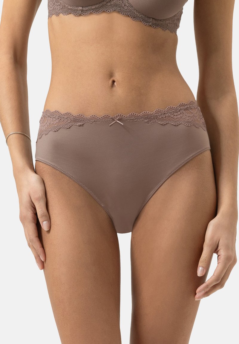 Slip bikini marroni con bordo in pizzo, dal tessuto morbido, caratterizzati da un delicato fiocco frontale e un design a vita media.