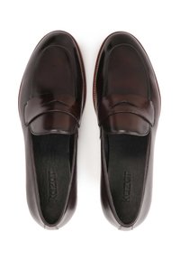 Rudi odiniai loaferiai su lygiu paviršiumi, apvaliu nosimi ir siuvinėtomis detalėmis. Vidpadis juodas su įspaustu prekės ženklu.
