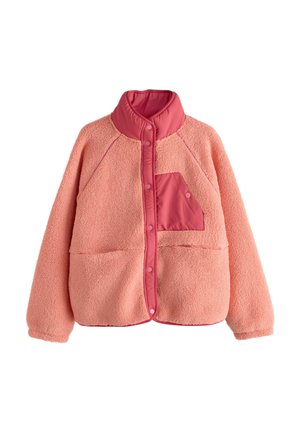 Korallroosa fliisjope snap-nööbikute, kõrge krae, pitstitud detaili ja ühe rinnataskuga klapiga valgel taustal.