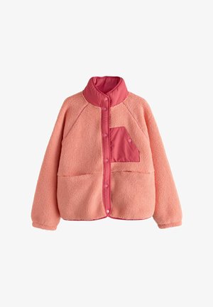 Korallroosa fliisjope snap-nööbikute, kõrge krae, pitstitud detaili ja ühe rinnataskuga klapiga valgel taustal.