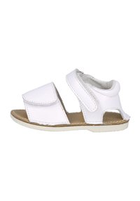 Sandalia blanca de cuero, con una correa de velcro, diseño de talón abierto y suela plana y texturizada. Adecuada para uso casual.