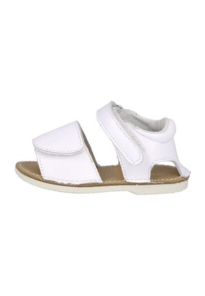 Sandalia blanca de cuero, con una correa de velcro, diseño de talón abierto y suela plana y texturizada. Adecuada para uso casual.