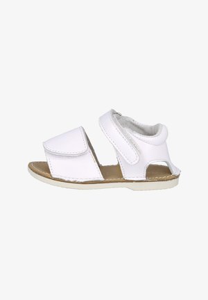Sandalia blanca de cuero, con una correa de velcro, diseño de talón abierto y suela plana y texturizada. Adecuada para uso casual.