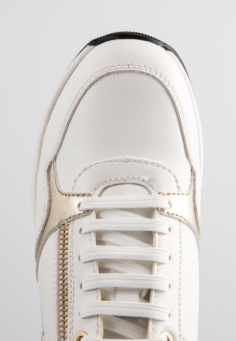 Zapatilla de cuero blanco con acentos dorados, superficie texturizada, agujetas visibles y cremallera lateral. Punta redondeada y suela de goma negra.