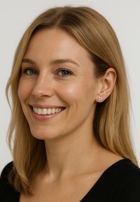 Silberne Steckerohrringe mit einem filigranen, gedrehten Design. Das Modell hat glattes, mittel-langes blondes Haar und einen hellen Teint.