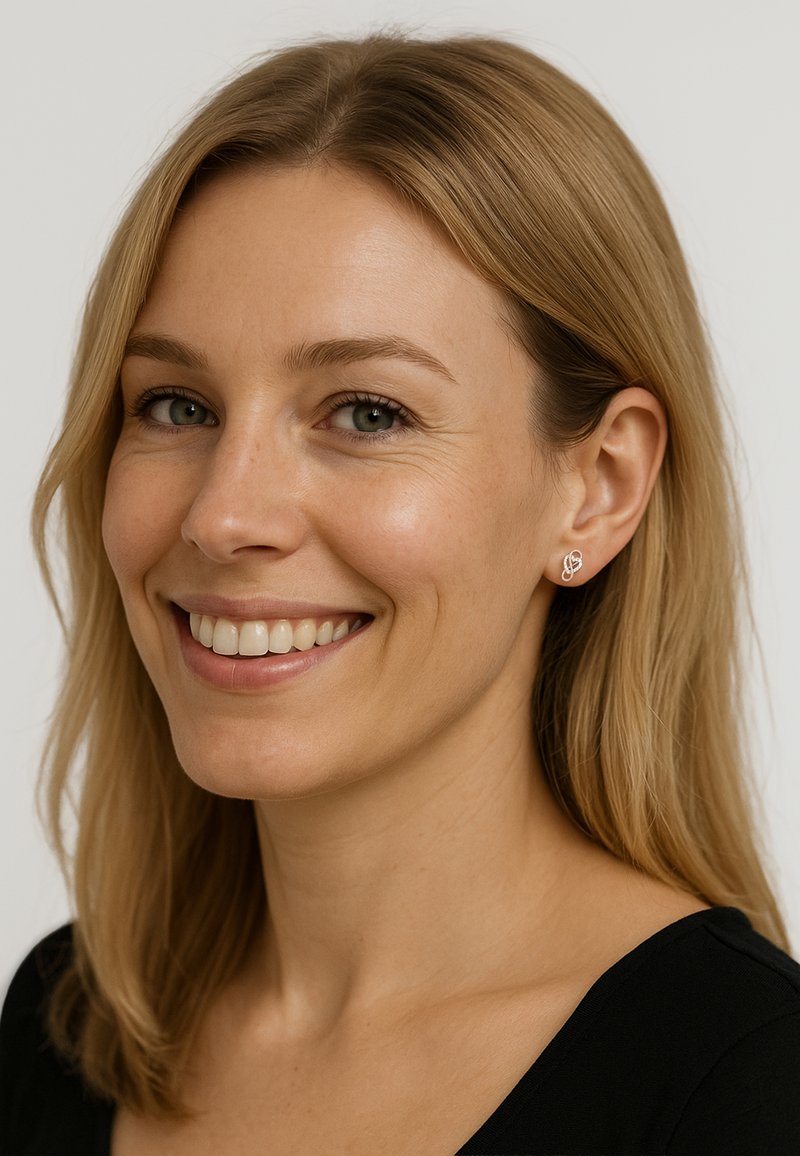 Silberne Steckerohrringe mit einem filigranen, gedrehten Design. Das Modell hat glattes, mittel-langes blondes Haar und einen hellen Teint.