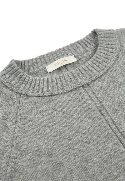 Maglione a maglia grigia con collo a girocollo a coste, caratterizzato da una texture morbida, maniche raglan e dettagli di cucitura. Etichetta: Slowear Zamboni.