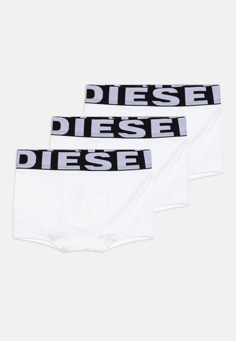 Tre hvite bomullsboxere har et svart elastisk liv med "DIESEL"-logotypen i hvite bokstaver langs toppen.