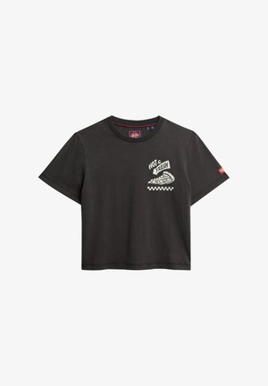 Camiseta de algodón negra de manga corta, con cuello redondo y un gráfico de pizza. Presenta el texto "CALIENTE Y FRESCO" en blanco con detalles a cuadros.