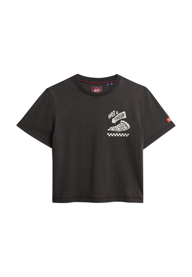 Camiseta de algodón negra de manga corta, con cuello redondo y un gráfico de pizza. Presenta el texto "CALIENTE Y FRESCO" en blanco con detalles a cuadros.