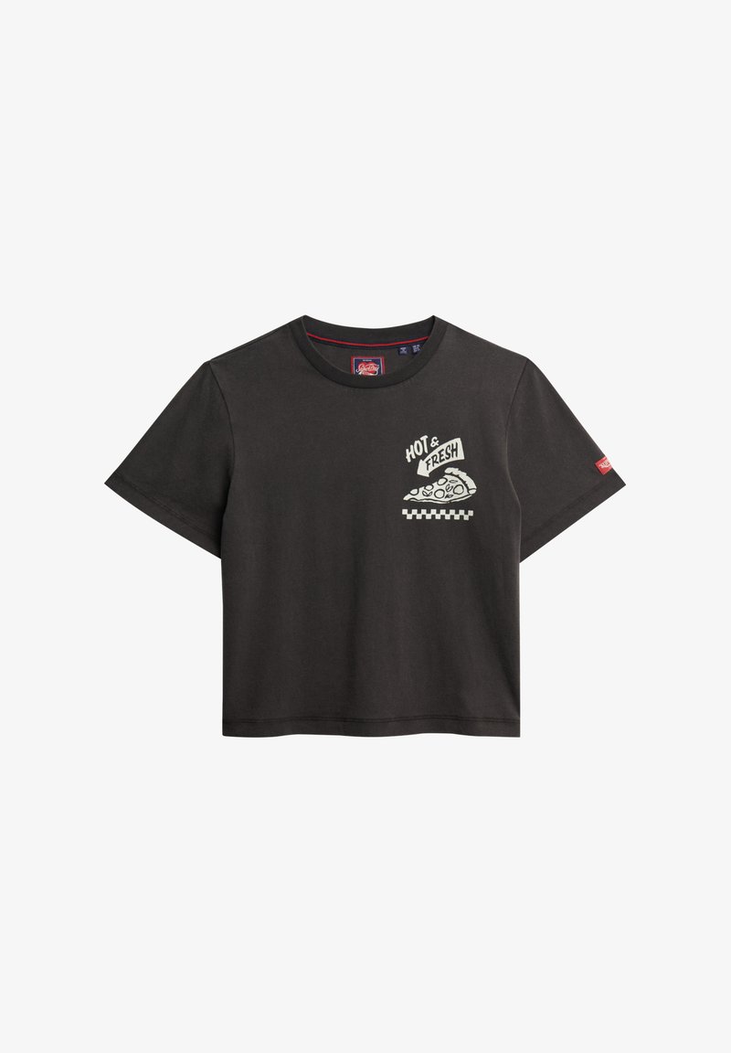 Camiseta de algodón negra de manga corta, con cuello redondo y un gráfico de pizza. Presenta el texto "CALIENTE Y FRESCO" en blanco con detalles a cuadros.