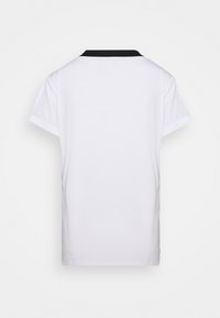 Bílá košile s krátkými rukávy a černým límečkem, vyrobená z hladké látky. Má jednoduchý design s klasickým střihem, bez viditelných log nebo vzorů.