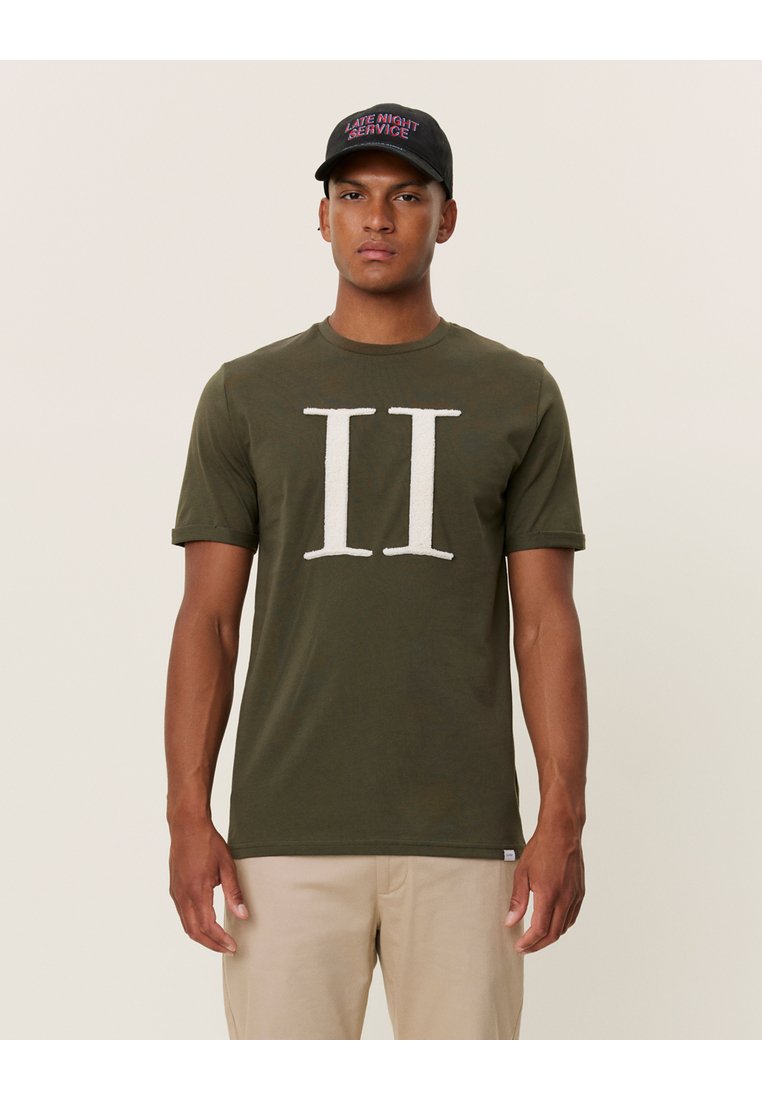 Oliwkowy T-shirt z białym, teksturowanym logo "II" z przodu, okrągłym dekoltem, krótkimi rękawami i dopasowanym krojem.