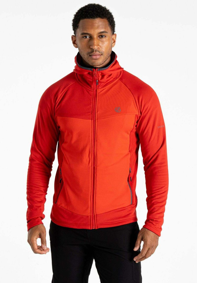 Rote ZIP-Jacke mit hohem Kragen, strukturierten oberen Panels und zwei Seitentaschen. Mit einem Logo auf der Brust und Akzenten an den Ärmeln.