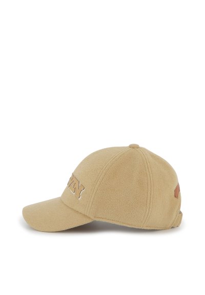Fleece baseball caps i lys beige med en buet skjerm, dekorativ søm og en lærdetalj på siden. Sølvfarget logo foran.