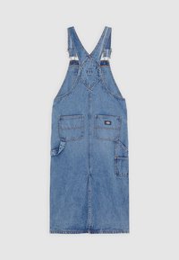 Džínová kombinézová šaty, světle modré s nastavitelnými ramínky, několika kapsami a předním rozparkem. Klasické šití po celém obvodu.