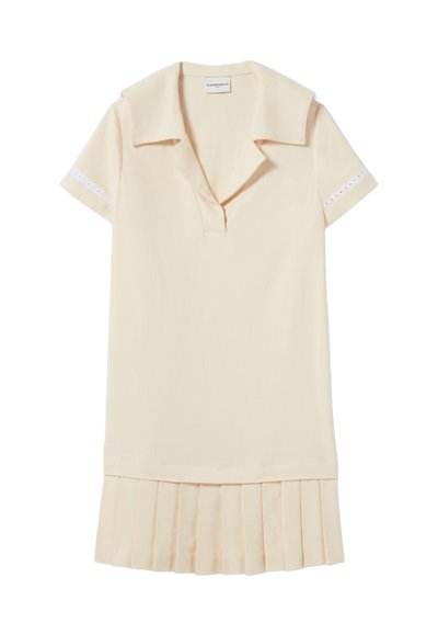 Vestido beige pálido con cuello tipo camisa, mangas cortas y detalles de ojales en los puños. Presenta un dobladillo con pliegues. Textura de tela suave.