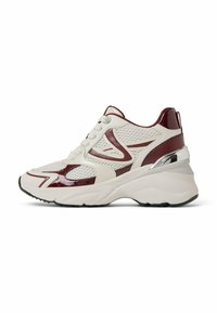 Baskets chunky avec une tige en mesh blanc et des accents en vernis bordeaux. Elles présentent une semelle épaisse et des détails réfléchissants au niveau du talon.