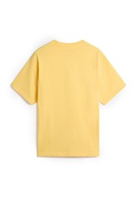 Gelbes Baumwoll-T-Shirt mit kurzen Ärmeln und rundem Ausschnitt. Glatte Textur, einfaches Design und einfarbig. Keine sichtbaren Logos oder Muster.