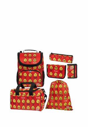 Set zaino a tema LEGO rosso che include zaino, borsa per il pranzo, sacca con coulisse, astuccio, portafoglio e bustina con varie espressioni facciali LEGO.