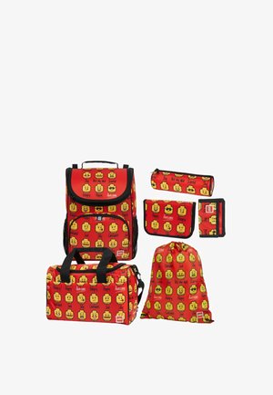 Rode LEGO-thema rugzakset inclusief rugzak, lunchtas, trekkoordenzak, etui, portemonnee en zakje met verschillende LEGO-gezichtsuitdrukkingen.