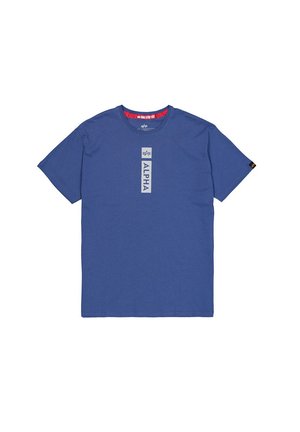 T-shirt à manches courtes et col rond en tissu bleu. Présente une étiquette verticale "ALPHA" en gris clair, avec des accents rouges sur le col.