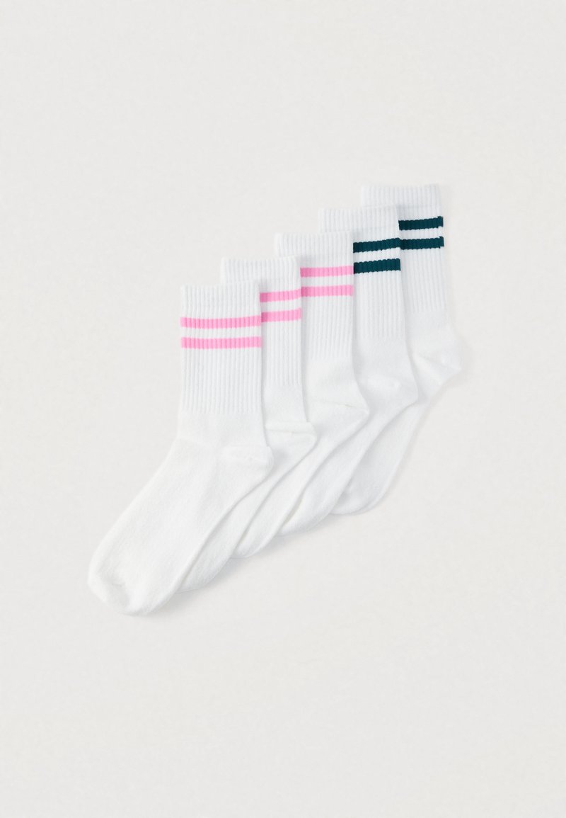 Ensemble de cinq paires de chaussettes blanches montant à la cheville, ornées de deux rayures roses et une rayure vert foncé alternées, avec une texture côtelée.
