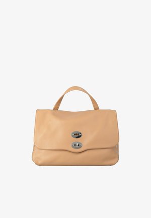 Bolso de cuero beige con diseño estructurado, asa superior, dos broches metálicos y tachuelas decorativas plateadas en los lados.