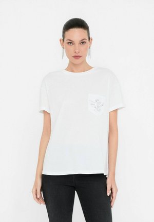 T-shirt bianco a maniche corte in cotone con taschino decorato in modo sobrio. Taglio dritto, scollatura rotonda e texture leggera.