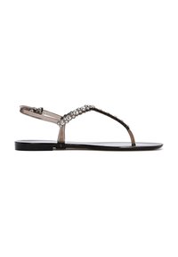 Sandali piatti trasparenti con suola nera, caratterizzati da una fascia metallica decorata con cristalli trasparenti e un design con fascetta sul retro.