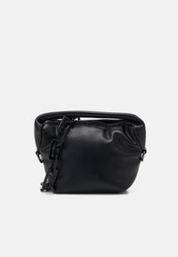 Czarna skórzana torebka o miękkim, zaokrąglonym kształcie. Posiada masywny łańcuch jako uchwyt oraz subtelne logo wytłoczone na przedniej części.