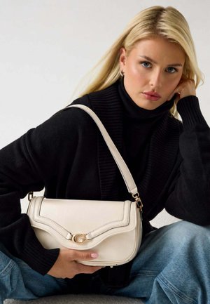 Guess, GUESS SAC BANDOULIÈRE HANDBAG OFF WHITE - Handtasche - off white (off)