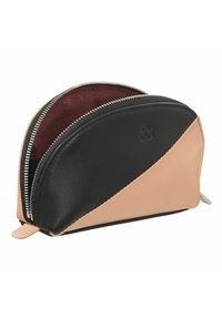 Monedero de cuero negro y rosa con un diseño curvado, cremallera plateada e interior burdeos. Presenta un logo grabado en la sección negra.