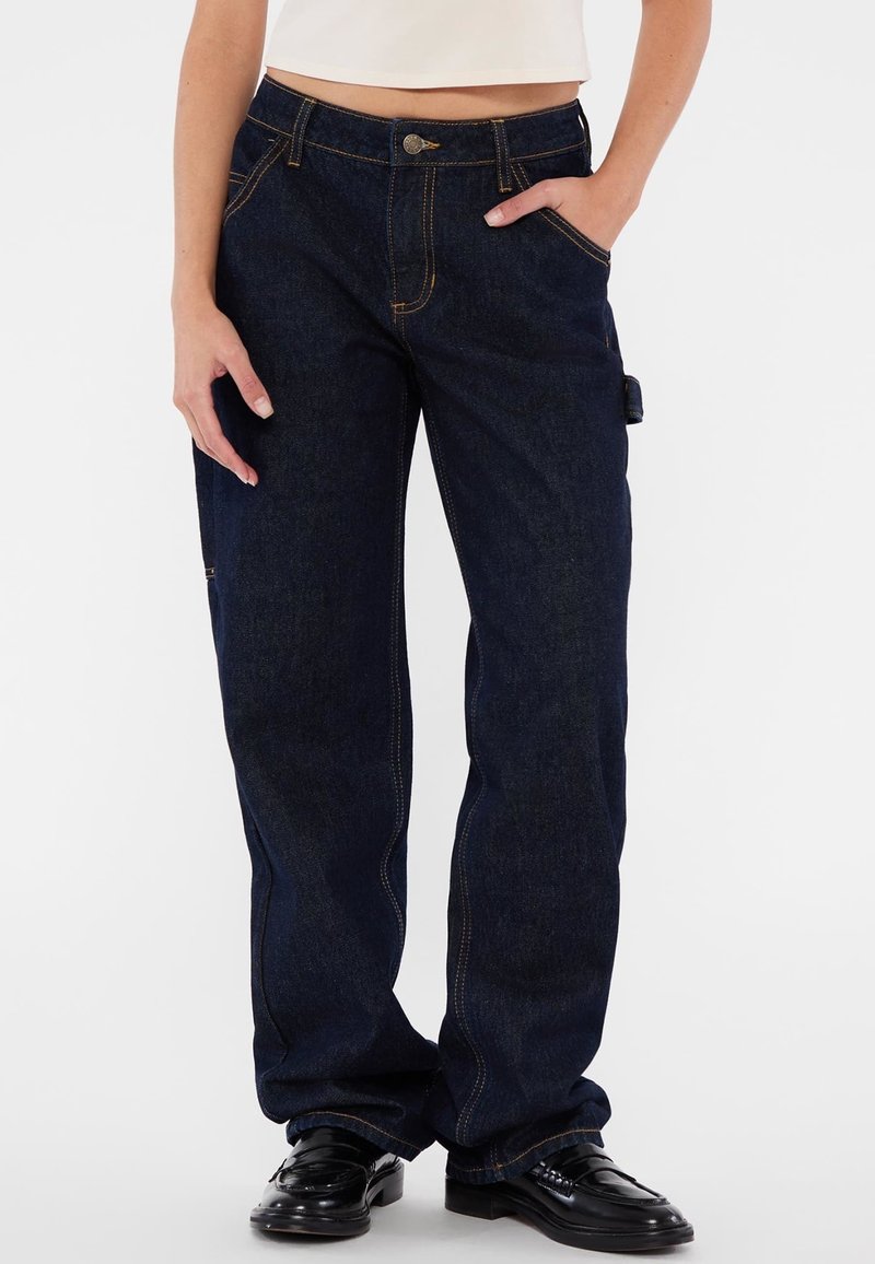 Donkerblauwe denim jeans met een rechte pasvorm, voorzien van oranje stiksels, voorzakken en een knoopsluiting. Opvallende cargozak op de bovenbeen.
