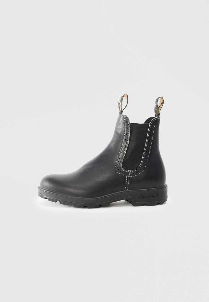 Bottines Chelsea noires en cuir avec des panneaux latéraux en élastique, finition texturée, languettes de tirage et semelle en caoutchouc solide. Présente des détails de couture contrastante.