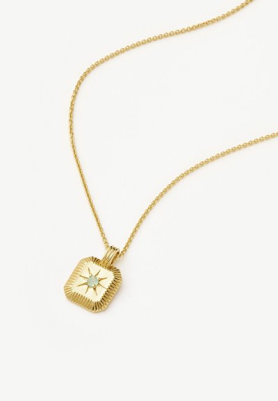 Χρυσό κολιέ με τετράγωνη μενταγιόν με σχέδιο αστέρι και κεντρικό πράσινο πολύτιμο λίθο, κρεμασμένο σε μια λεπτή αλυσίδα.