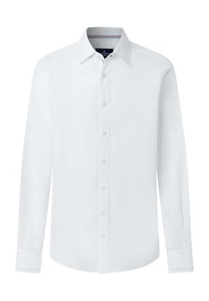 Weiße langärmlige Herrenhemd mit Knopfleiste und spitzem Kragen vor einfachem Hintergrund.