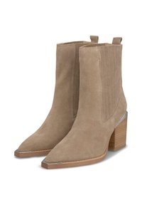 Botas de tobillo de ante beige con punta afilada, detalles de costuras verticales y un tacón de bloque de madera con un acento plateado.